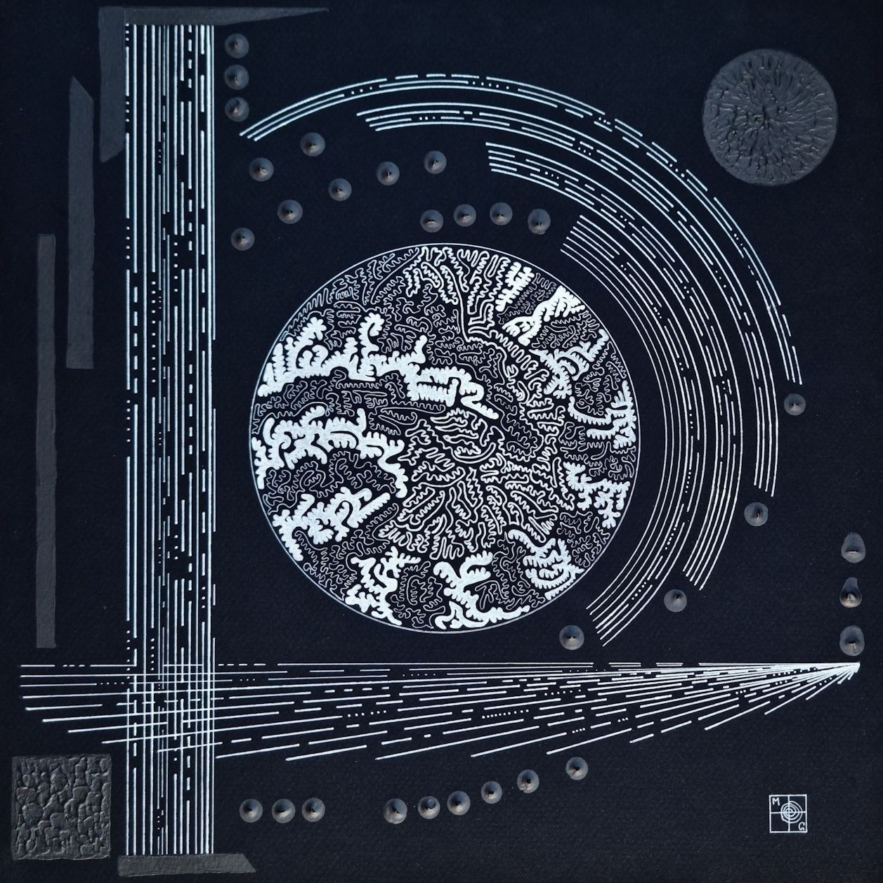 peinture abstraite contemporaine, couleurs blanc et anthracite sur fond noir. Format 30 x 30 cm. Full image